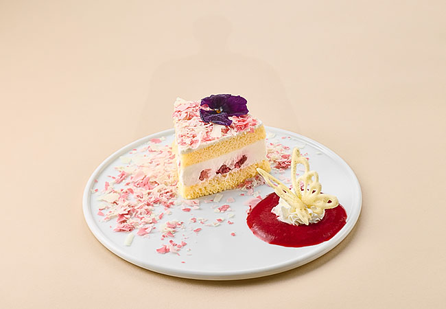 『生誕100年  森英恵 ヴァイタル・タイプ』特別ケーキセット　「ショートケーキと蝶」（コーヒーまたは紅茶付）／サロン・ド・テ ロンド